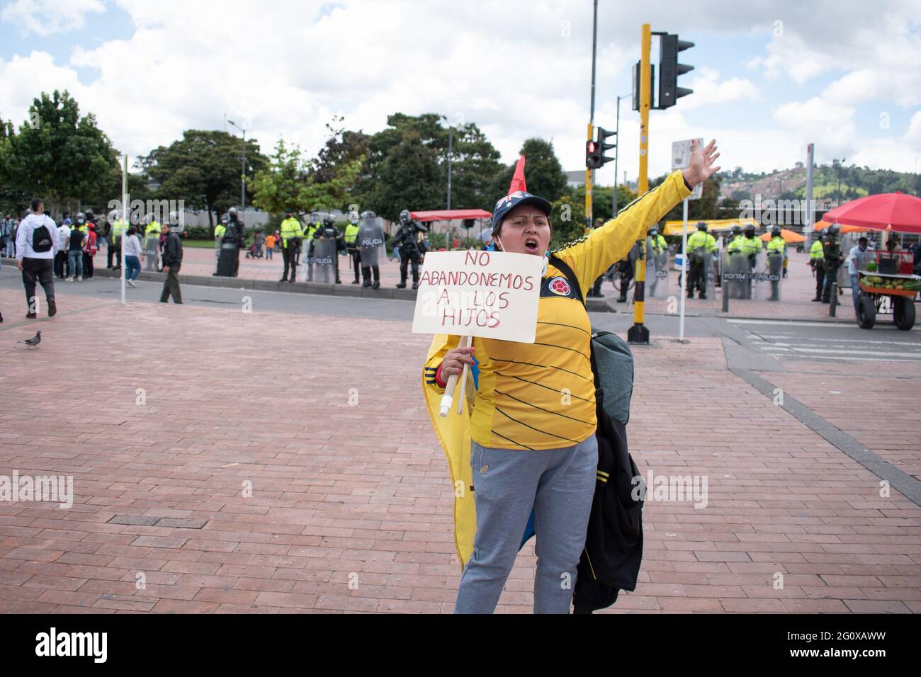 Bogotà, Colombia. 02nd June, 2021. Un protestante che indossa una camicia colombiana, ha un segno che dice 'non abbandoniamo i nostri bambini' in un nuovo giorno di protesta anti-governo a Bogotá, Colombia contro il governo del presidente Iván Duque e la brutalità della polizia il 2 giugno 2021 Credit: Long Visual Press/Alamy Live News Foto Stock