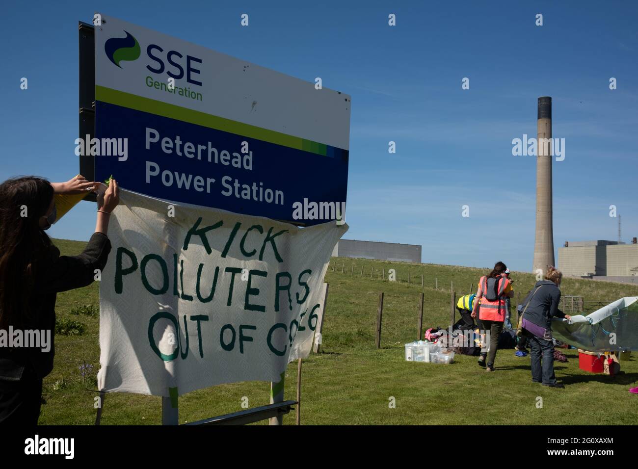 Peterhead, Regno Unito, 3 giugno 2021. Gli attivisti climatici del gruppo di protesta ambientale Extinction Rebellion hanno bloccato una strada che conduce alla centrale elettrica Peterhead alimentata a gas di SSE PLC, e li hanno accusati di "lavaggio della verde", per protestare per il continuo uso di combustibili fossili, e in vista della conferenza sul clima COP26 che si terrà a Glasgow alla fine di quest’anno. A Peterhead, Scozia, il 3 giugno 2021. Photo credit: Jeremy Sutton-Hibbert/ Alamy Live News. Foto Stock