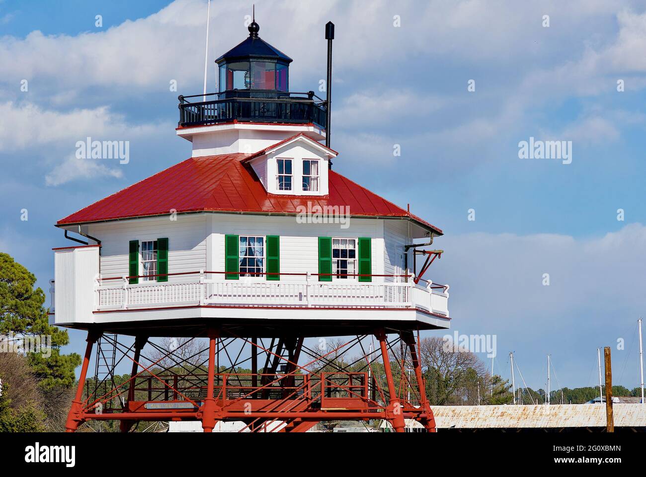 Il Drum Point Lighthouse, un faro a pile di viti costruito nel 1883, situato presso il Calvert County Museum, Solomons, Maryland, USA. Foto Stock