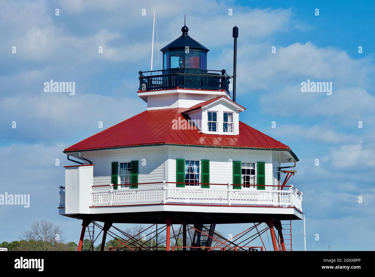 Il Drum Point Lighthouse, un faro a pile di viti costruito nel 1883, situato presso il Calvert County Museum, Solomons, Maryland, USA. Foto Stock
