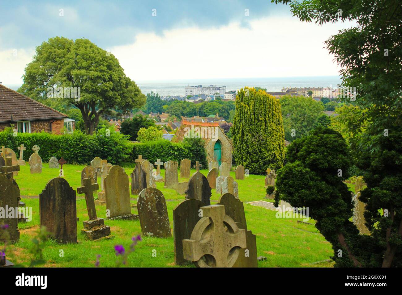Cimitero della chiesa medievale di St Leonard Hythe, INGHILTERRA Foto Stock