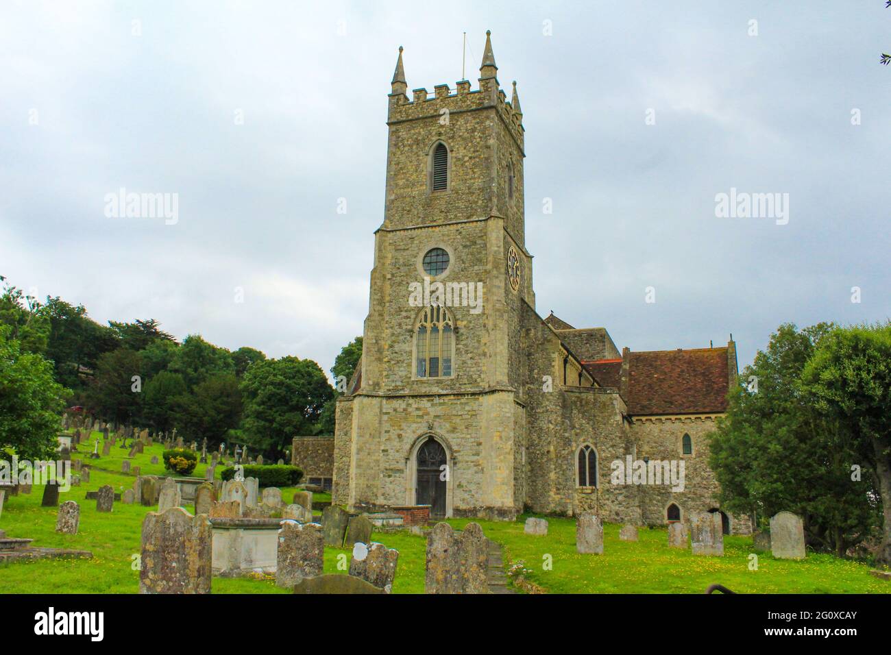 Vista della chiesa medievale di St Leonard Hythe, INGHILTERRA Foto Stock