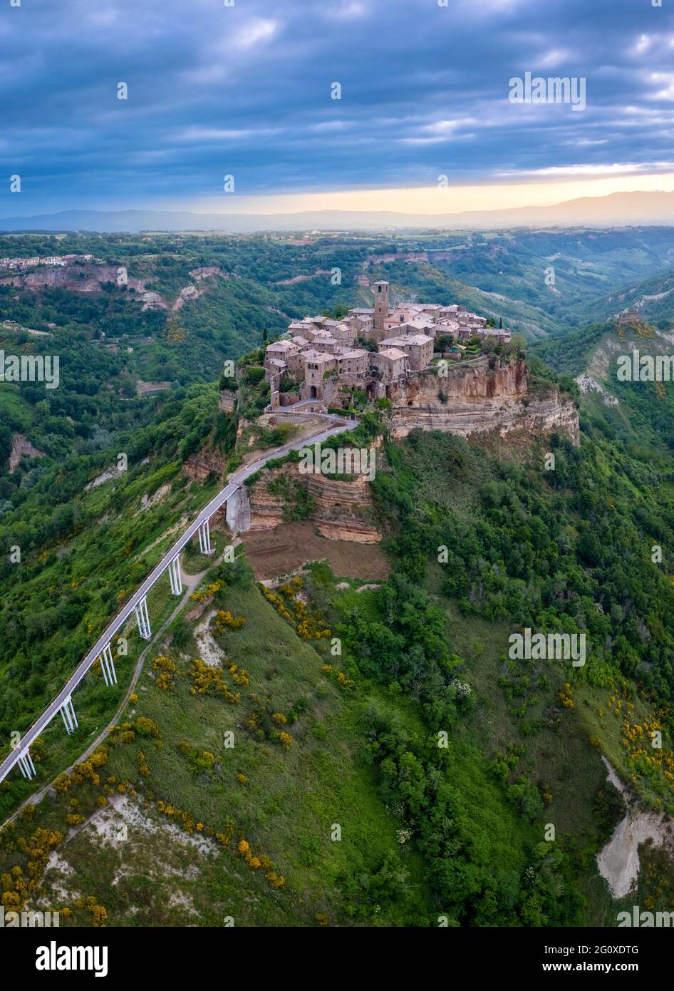 Veduta aerea di Civita di Bagnoregio all'alba, quartiere di Viterbo, Lazio, Italia, Europa. Foto Stock