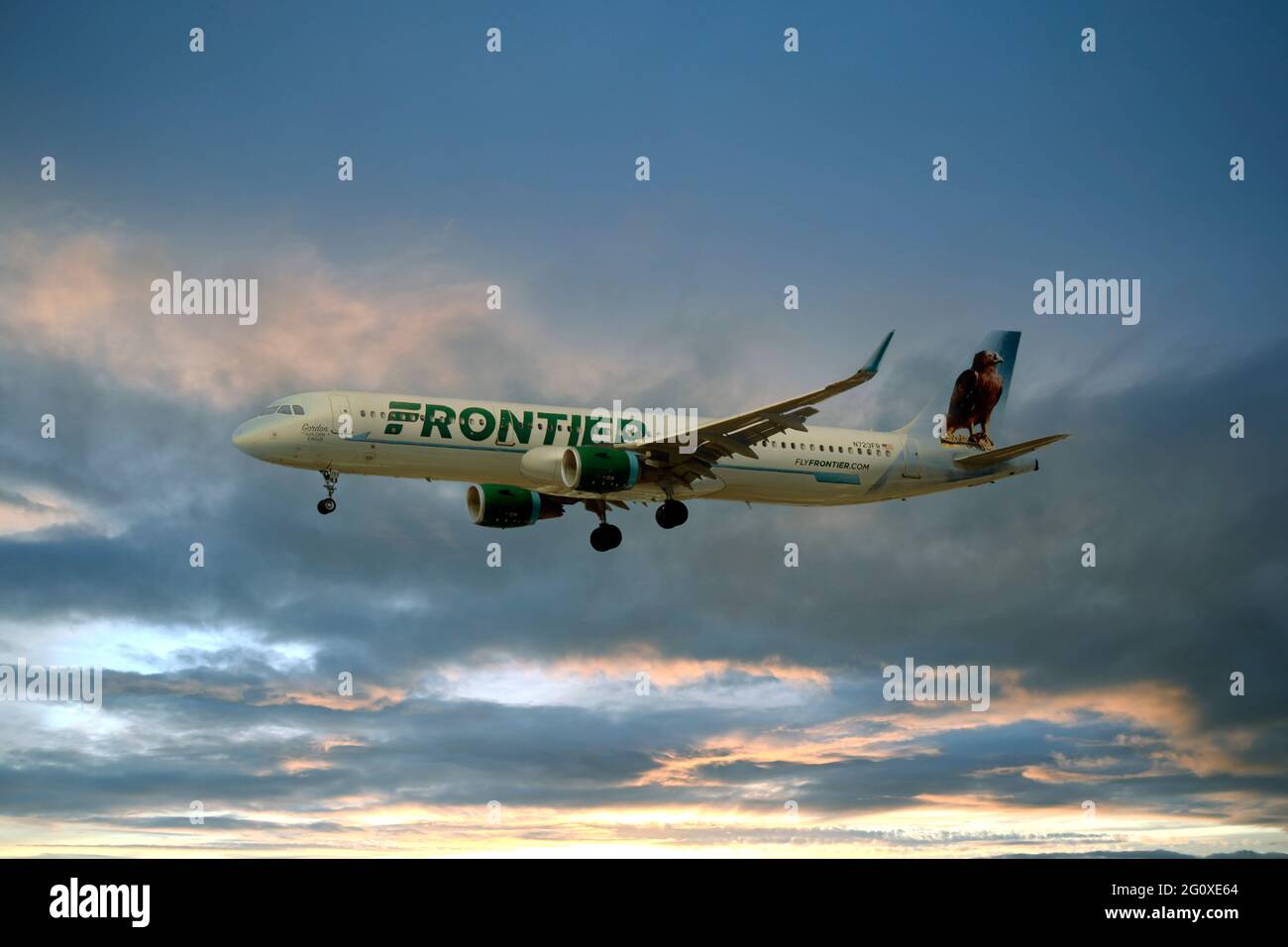 Frontier Airlines Airbus A321-211on approccio finale all'aeroporto di San Diego nella California meridionale Foto Stock