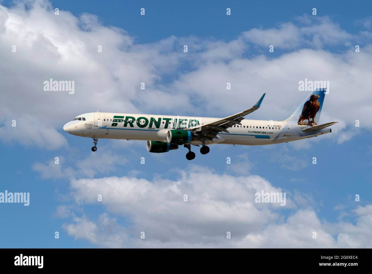Frontier Airlines Airbus A321-211on approccio finale all'aeroporto di San Diego nella California meridionale Foto Stock