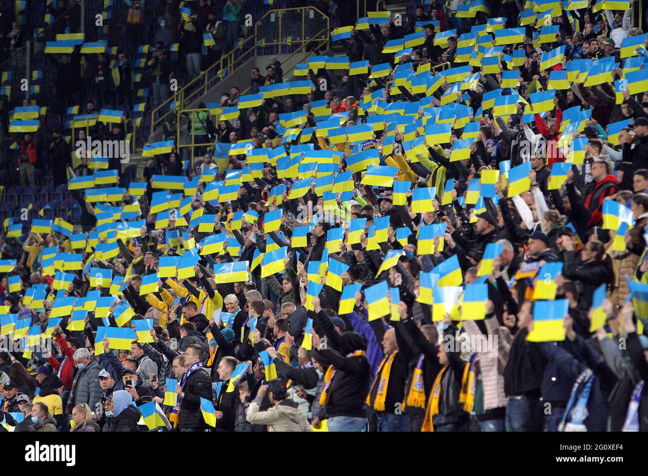 DNIPRO, UCRAINA - 03 GIUGNO 2021 - i tifosi guardano il corso della partita di calcio amichevole tra le squadre nazionali di Ucraina e Irlanda del Nord negli stand dello stadio Dnipro-Arena, Dnipro, Ucraina orientale Credit: Ukrinform/Alamy Live News Foto Stock