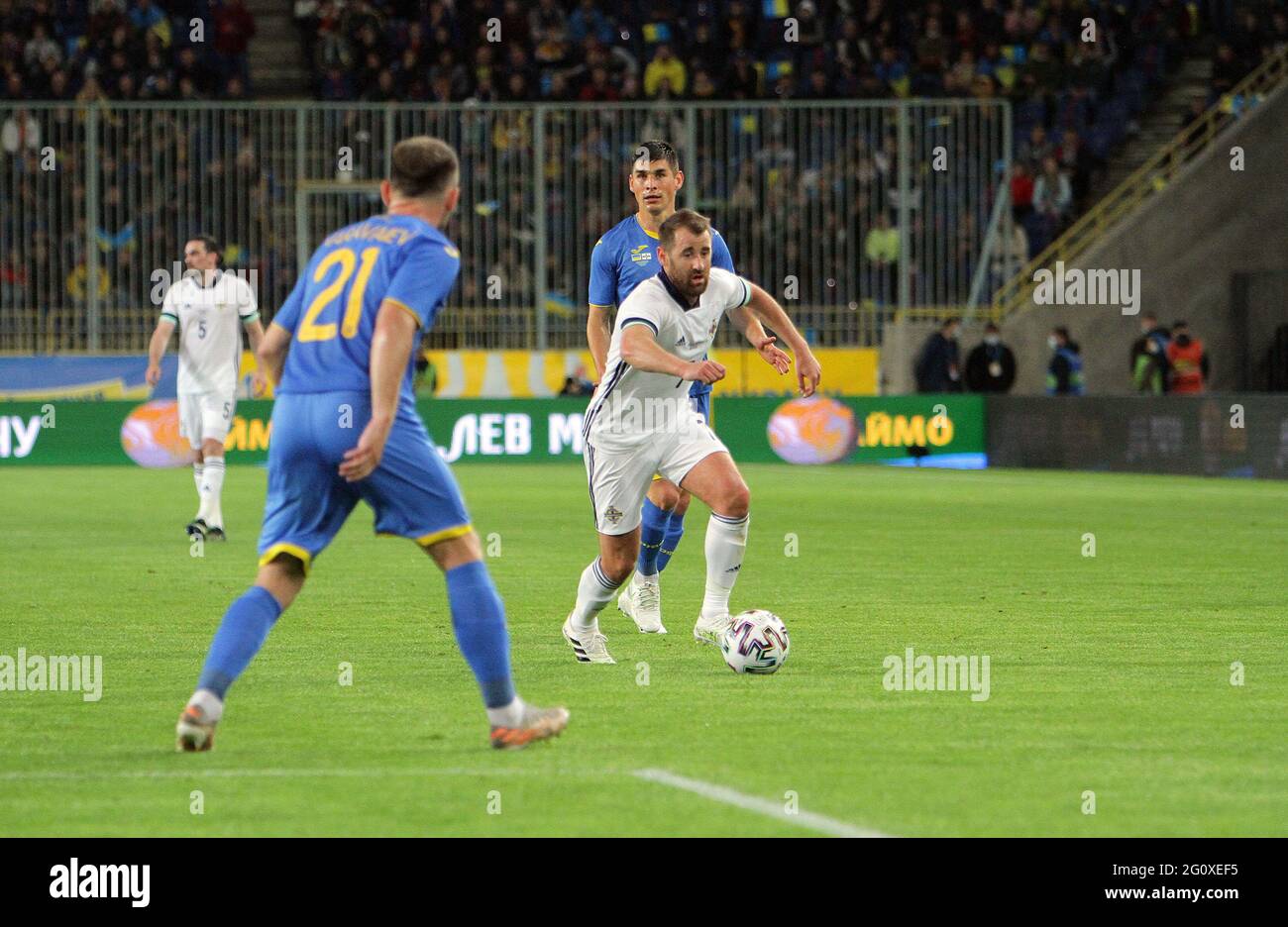 DNIPRO, UCRAINA - 03 GIUGNO 2021 - i giocatori sono visti in azione durante la partita amichevole tra le squadre nazionali di Ucraina (divisa blu e gialla) e l'Irlanda del Nord sul campo dello stadio Dnipro-Arena, Dnipro, Ucraina orientale Credit: Ukrinform/Alamy Live News Foto Stock