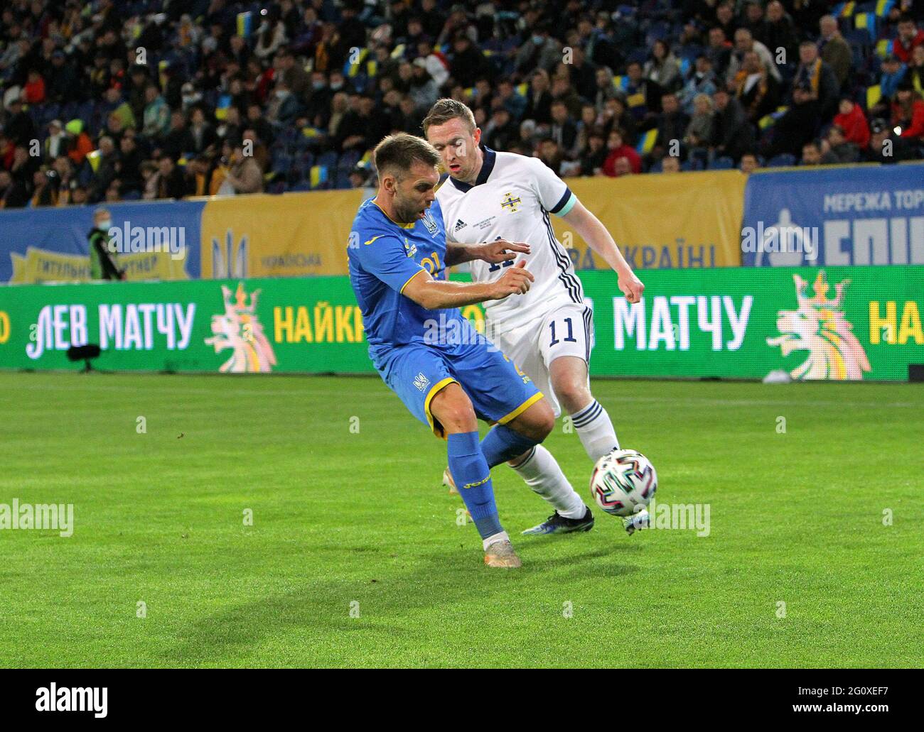 DNIPRO, UCRAINA - 03 GIUGNO 2021 - i giocatori delle squadre nazionali di Ucraina Oleksandr Karavayev (L) e Irlanda del Nord Shane Ferguson sono visti in azione durante la amichevole partita sul campo dello stadio Dnipro-Arena, Dnipro, Ucraina orientale Credit: Ukrinform/Alamy Live News Foto Stock
