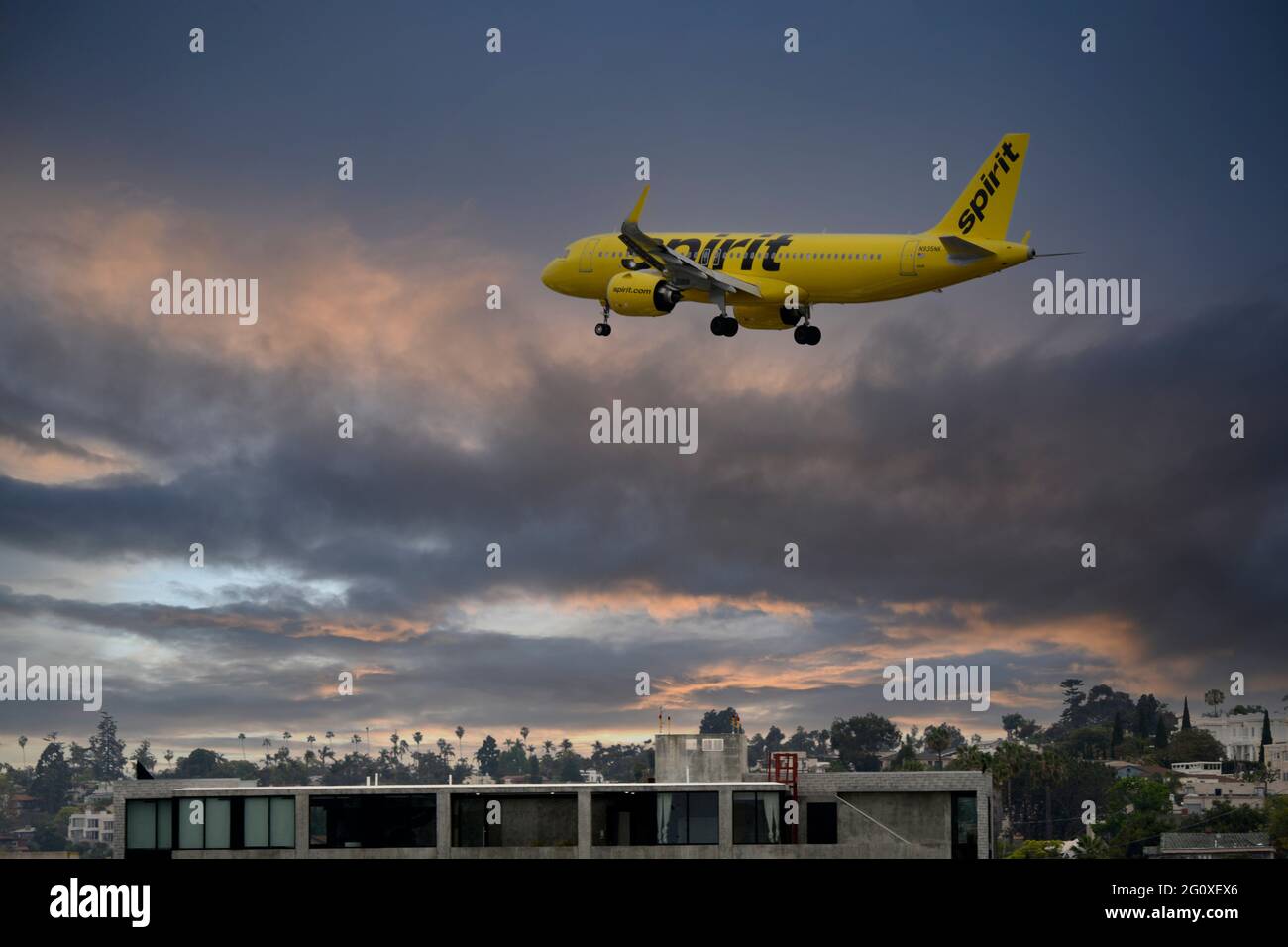 Spirit Airlines Airbus 320-271 sull'approccio finale all'aeroporto di San Diego nella California meridionale Foto Stock