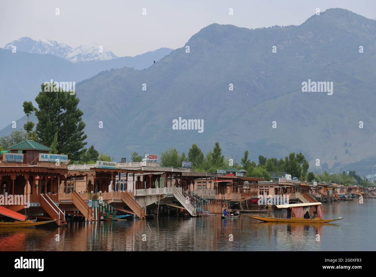 India. 03 giugno 2021. Un uomo fila la sua barca sulle acque del famoso lago dal a Srinagar, indiano amministrato Kashmir il 3 giugno 2021. (Foto di Najmus Saqib/Sipa USA) Credit: Sipa USA/Alamy Live News Foto Stock