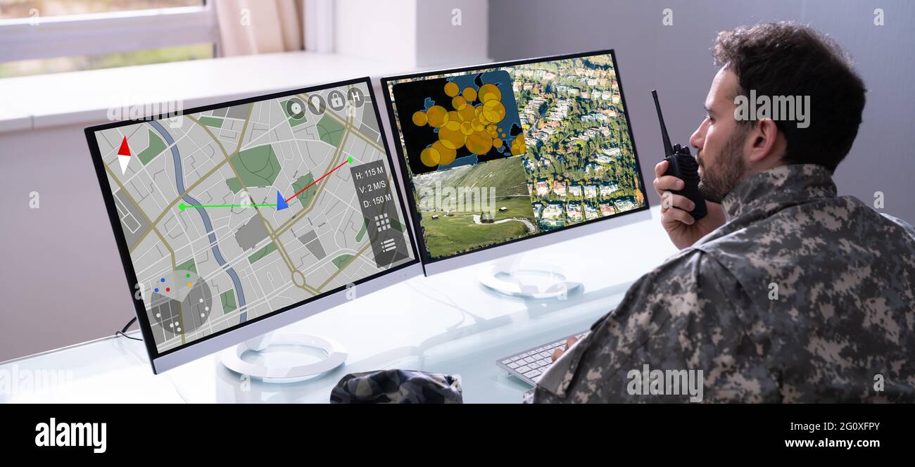 Centro dati militare che utilizza software per computer. Attacco di guerra  Foto stock - Alamy