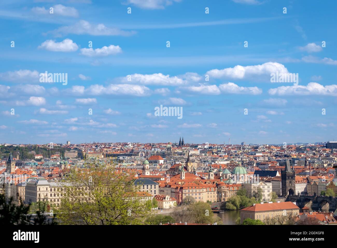 Paesaggio urbano di Praga - scatto preso dal castello di Praga che domina parte del Ponte Carlo e la Città Vecchia e la Città Nuova Foto Stock