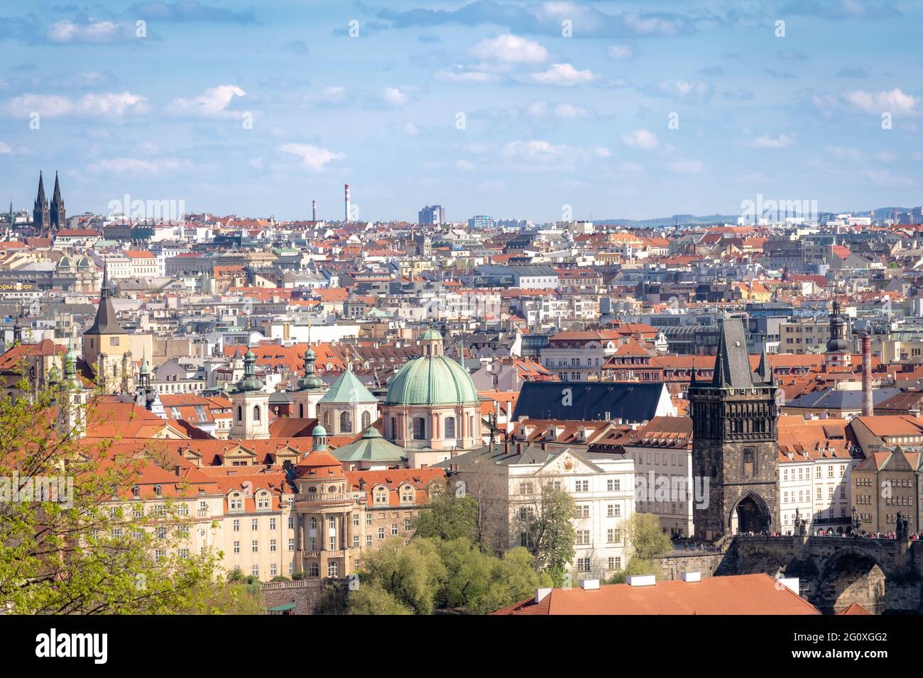 Paesaggio urbano di Praga - scatto preso dal castello di Praga che domina parte del Ponte Carlo e la Città Vecchia e la Città Nuova Foto Stock