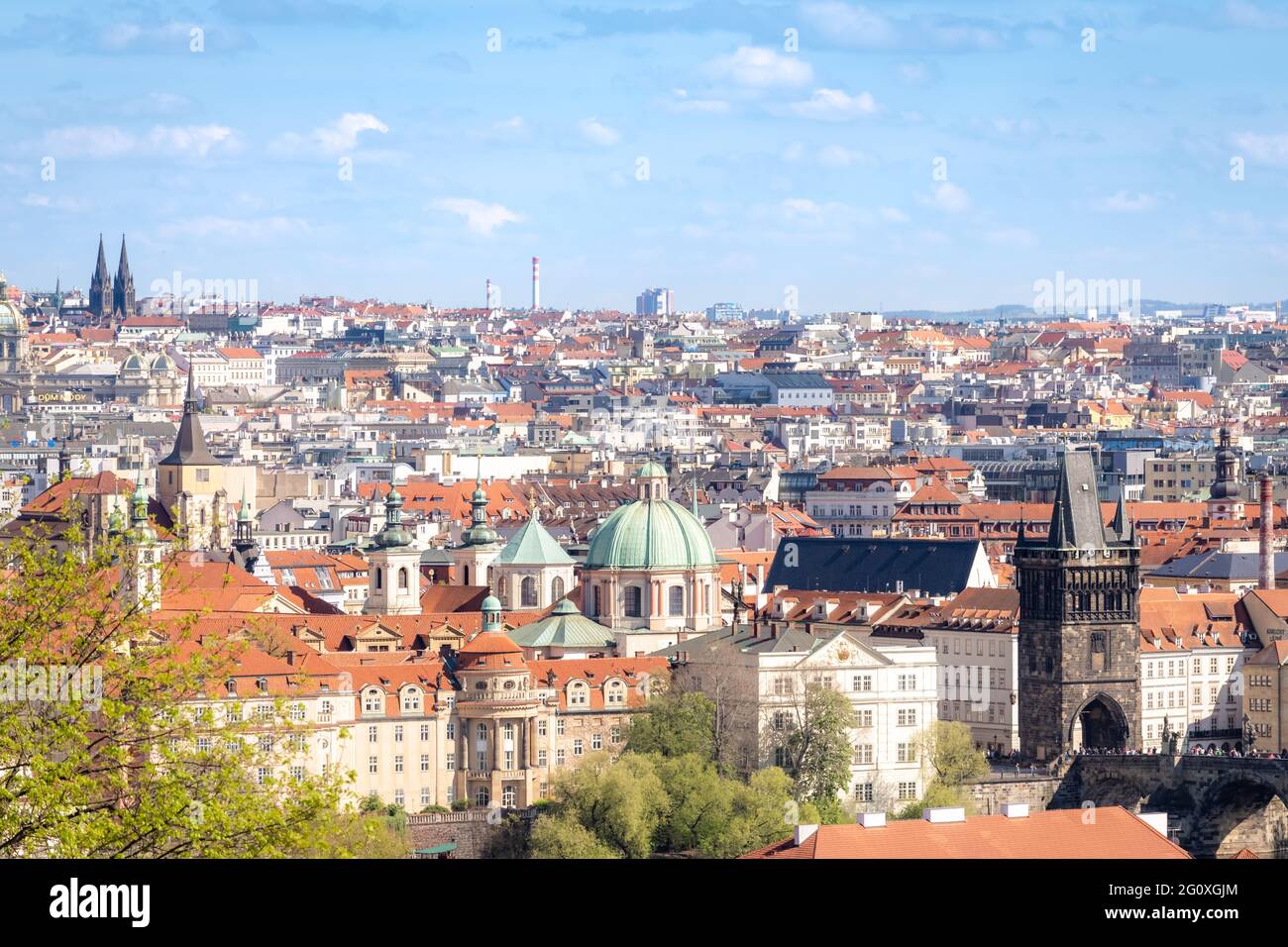 Paesaggio urbano di Praga - scatto preso dal castello di Praga che domina parte del Ponte Carlo e la Città Vecchia e la Città Nuova Foto Stock