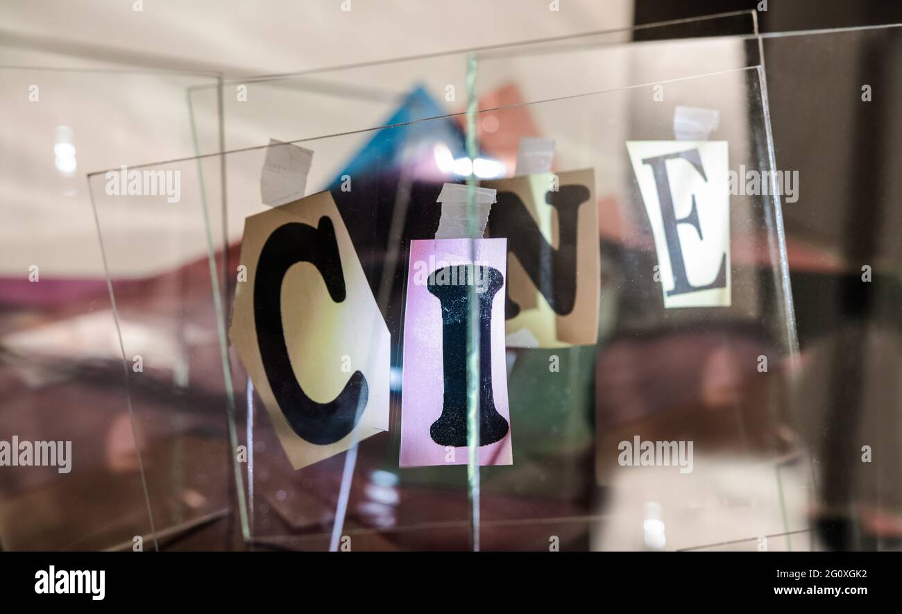 La parola CINE con lettere scotched di colori e caratteri diversi. Foto Stock
