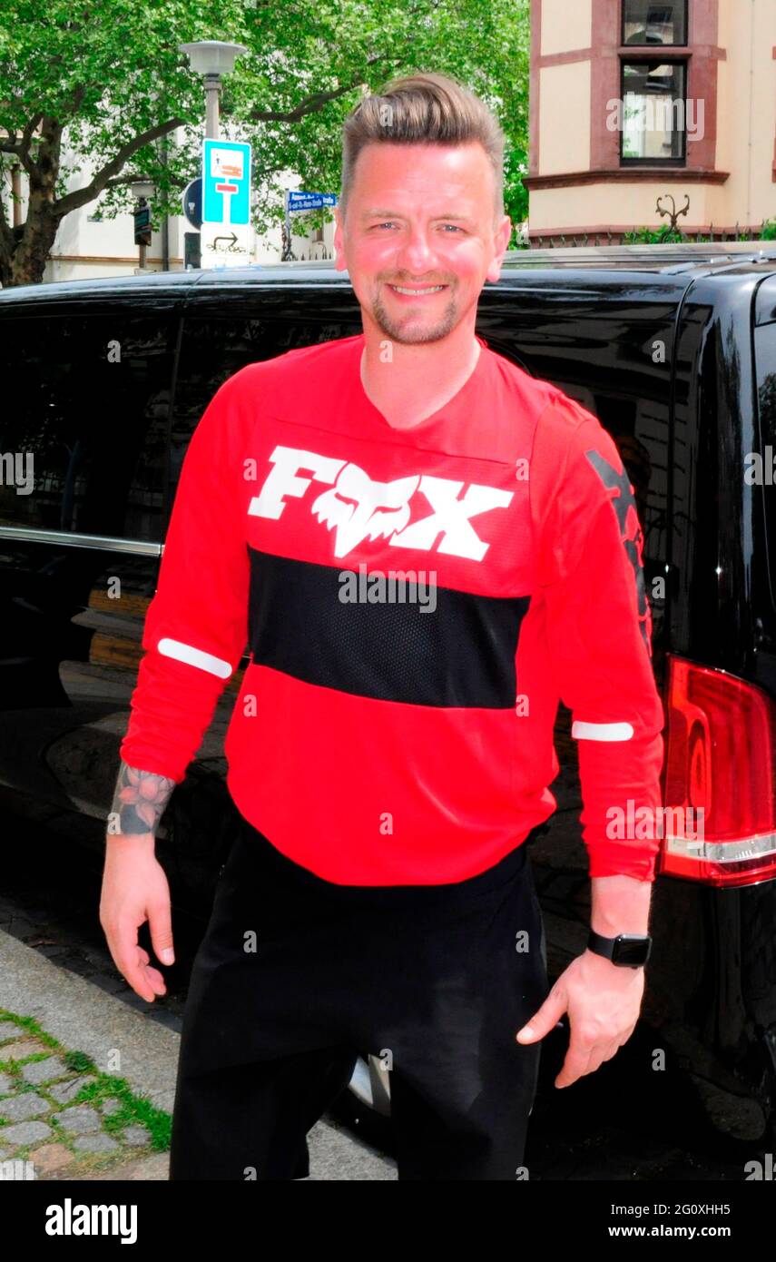 Ben Zucker bei der Ankunft im KAHUZA e.V. von seiner Fahrrad-Tour für guten Zweck über fünf Tage im Rahmen des RTL-Spendenmarathons 'Wir helfen Kinder Foto Stock