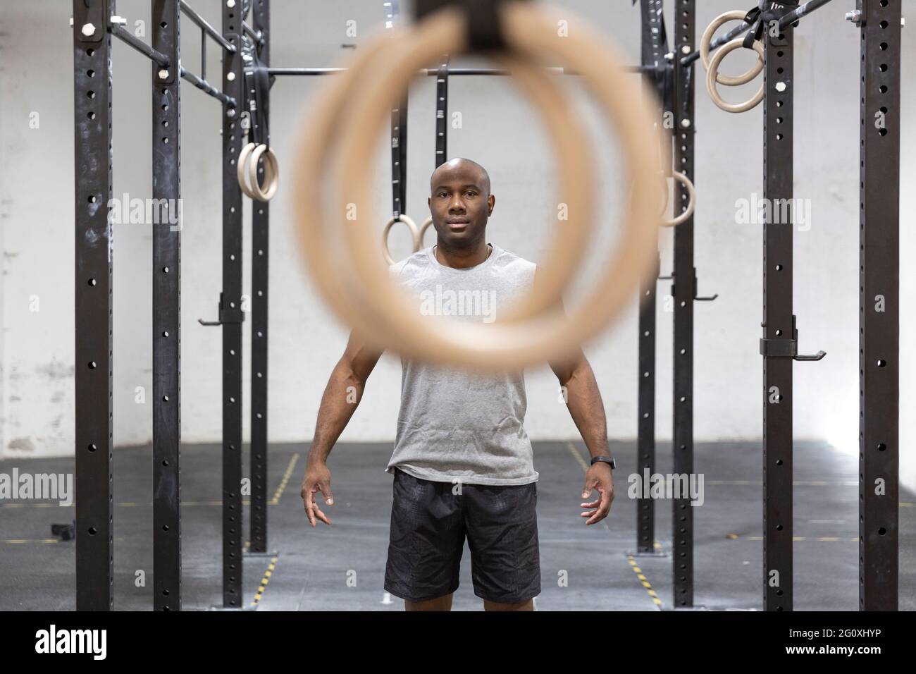 Atleta maschile nero pronto per l'allenamento in palestra. Concetto di sport e stile di vita sano. Foto Stock