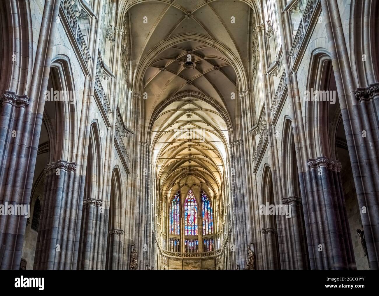 La navata centrale verso il coro della Cattedrale di San Vito, il castello di Praga, Repubblica Ceca Foto Stock