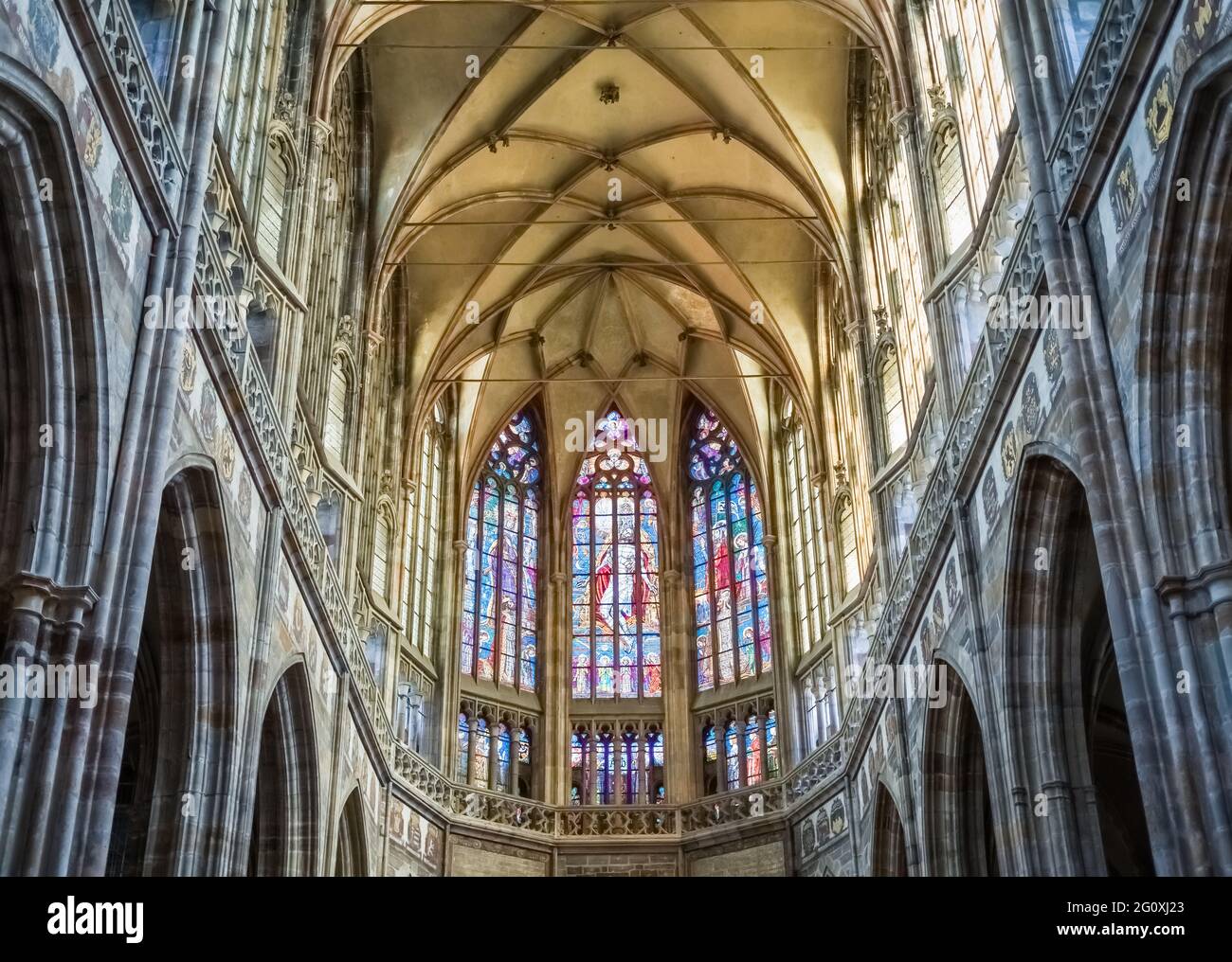 La navata centrale verso il coro della Cattedrale di San Vito, il castello di Praga, Repubblica Ceca Foto Stock