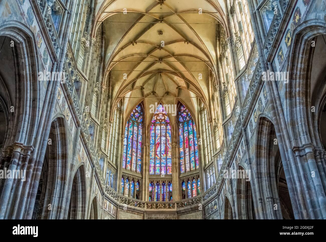 La navata centrale verso il coro della Cattedrale di San Vito, il castello di Praga, Repubblica Ceca Foto Stock