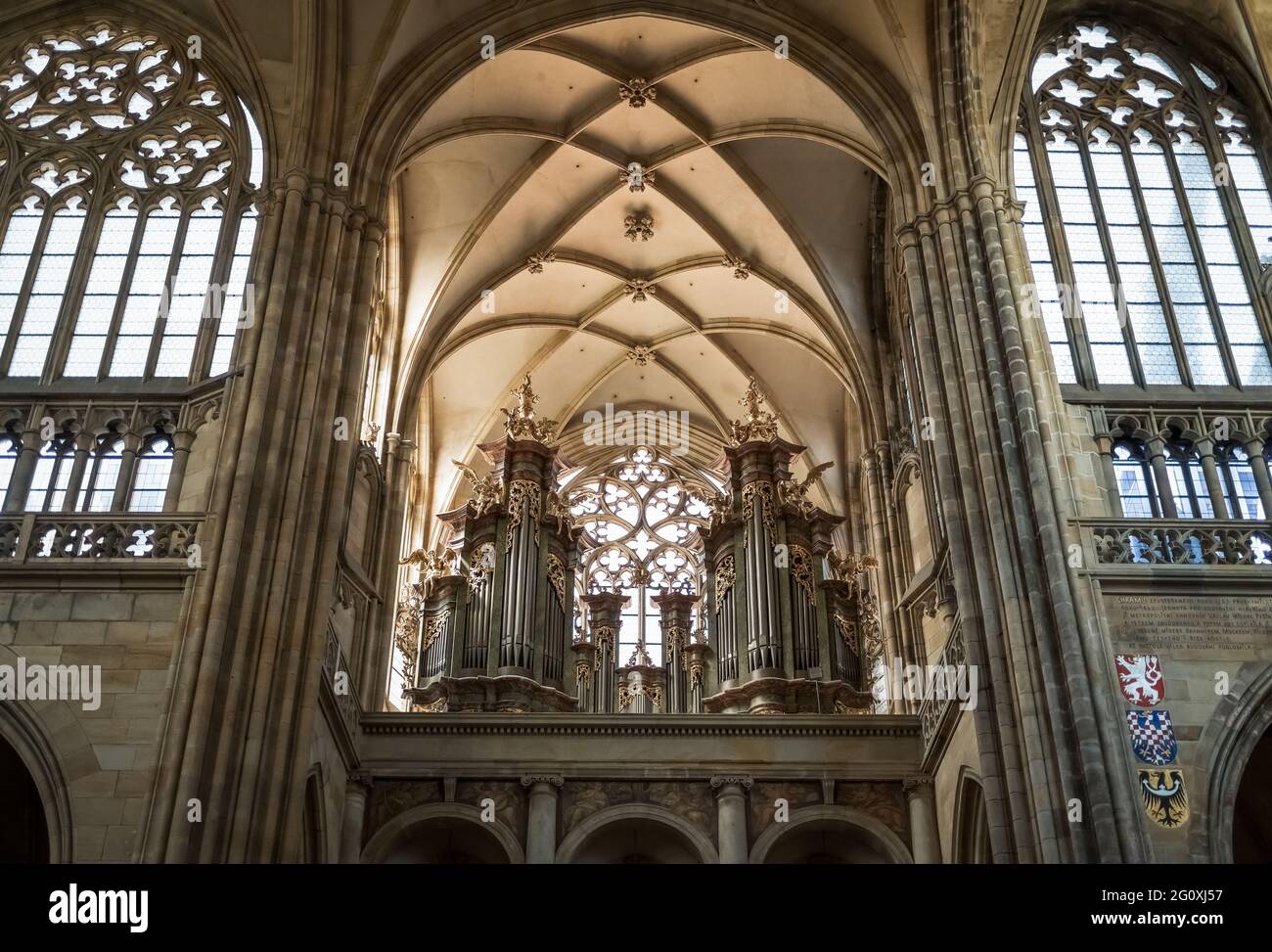 L'organo della Cattedrale di San Vito, il castello di Praga, Repubblica Ceca. Chiesa interiore. Foto Stock