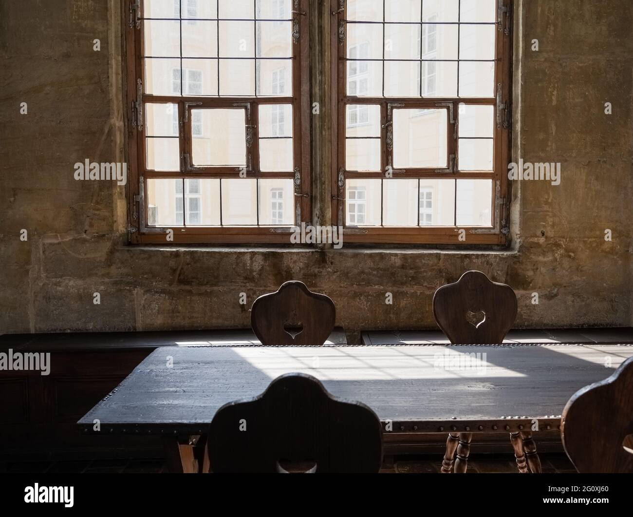 Antico ambiente medievale interno - Palazzo reale Vecchio - complesso del castello di Praga, Repubblica Ceca. Tavolo da pranzo. Foto Stock