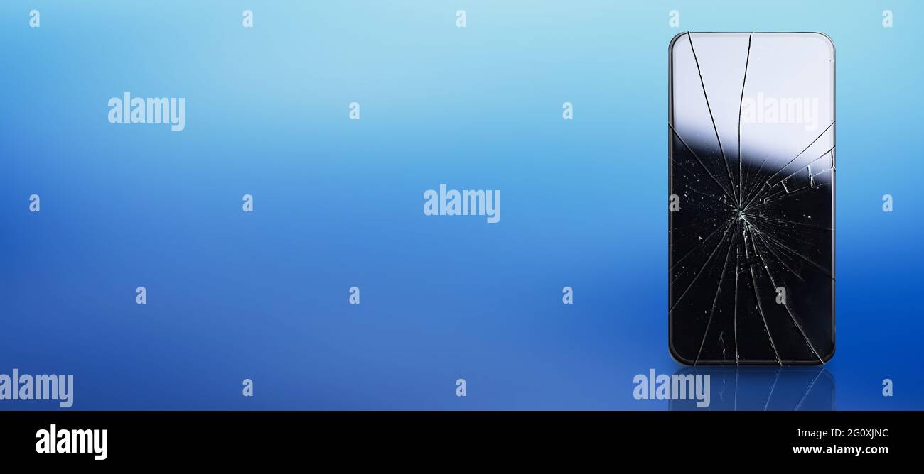 Riparazione dello schermo del telefono rotto. Guasto dello smartphone Foto Stock