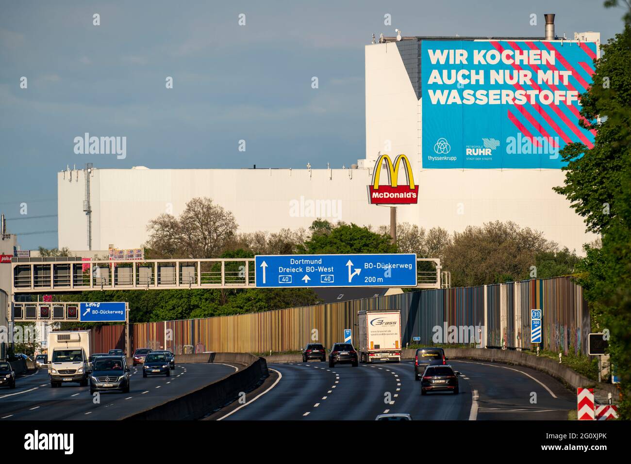 Autostrada A40, stabilimento di thyssenkrupp Steel Europe AG Bochum, pubblicità dell'idrogeno come fonte energetica, campagna pubblicitaria congiunta con Metropole Ruhr, RVR Foto Stock