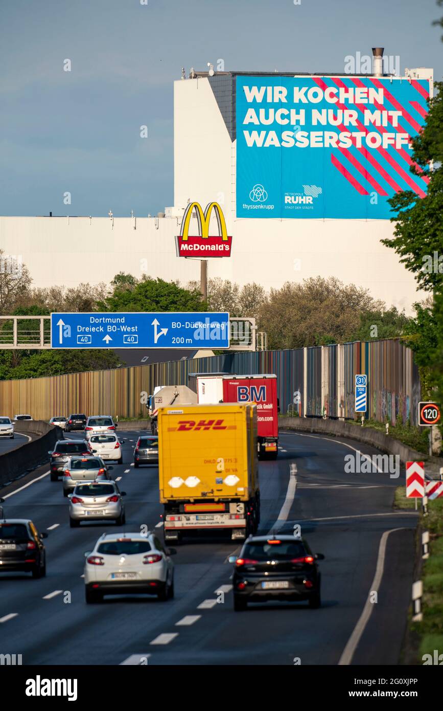 Autostrada A40, stabilimento di thyssenkrupp Steel Europe AG Bochum, pubblicità dell'idrogeno come fonte energetica, campagna pubblicitaria congiunta con Metropole Ruhr, RVR Foto Stock