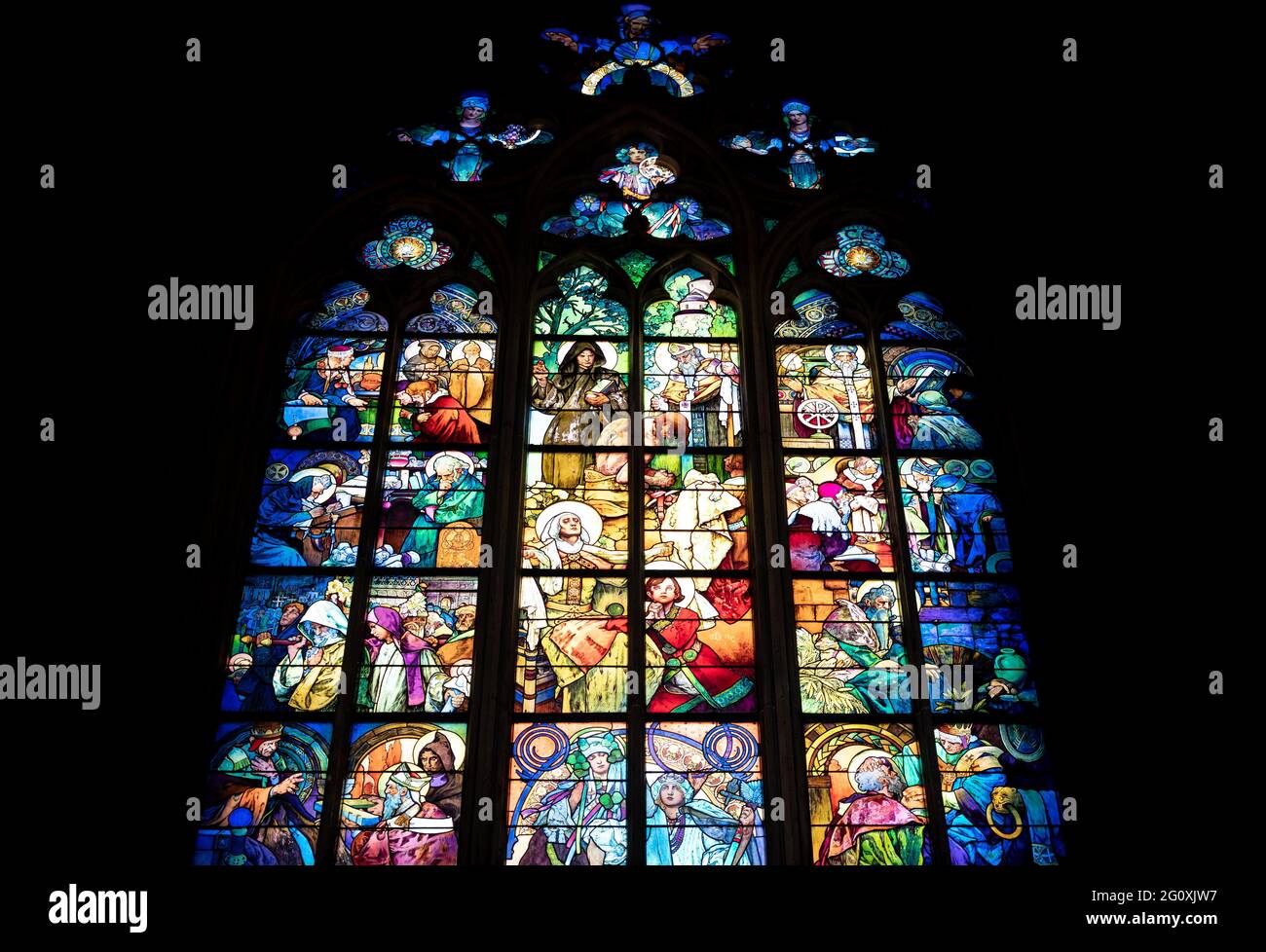 Vetrata nella cattedrale di San Vito, complesso del castello di Praga, Repubblica Ceca Foto Stock