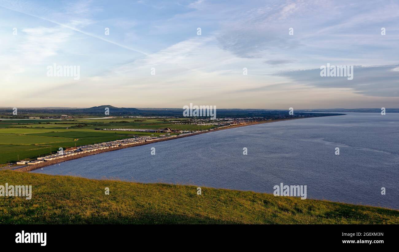 Alta marea primaverile e sole serale a Brean, vista Brean Down, Somerset Foto Stock