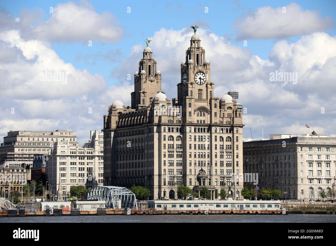 Pier Head dal fiume Mersey a Liverpool Foto Stock