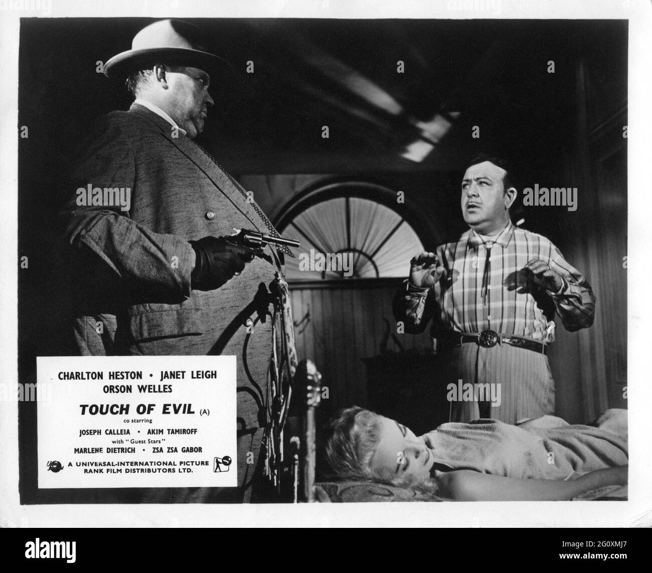 ORSON WELLES JANET LEIGH e AKIM TAMIROFF IN TOCCO DI MALE 1958 regista / sceneggiatura ORSON WELLES basato sul romanzo Badge of Evil di Whit Masterson music Henry Mancini Universal International Pictures (UI) Foto Stock