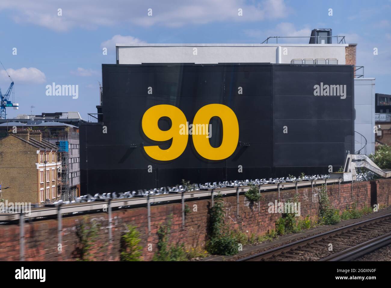 Figura gigante 90 dipinta sul lato di un edificio nel sud di Londra Foto Stock