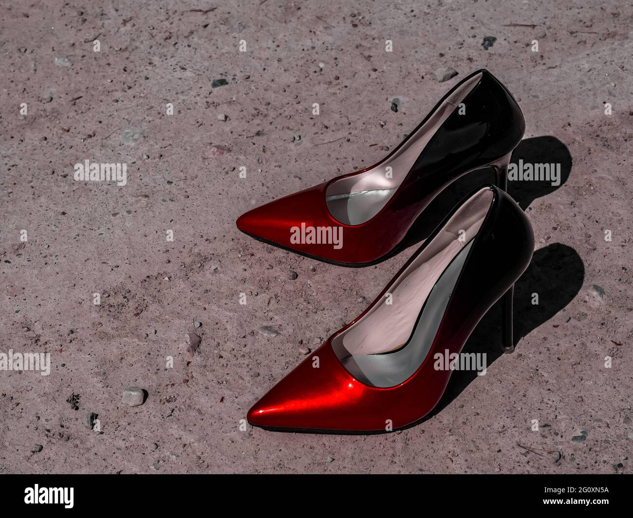 Coppia di tacchi alti classici rossi e neri all'aperto Foto stock - Alamy