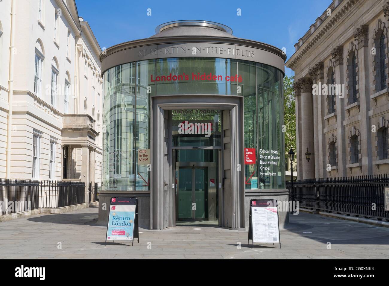 Ingresso al St Martin in the Fields Crypt Café in un giorno estivo soleggiato. Londra Foto Stock