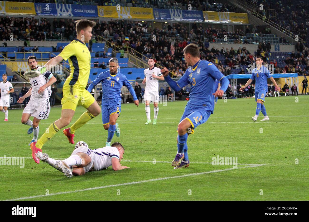 DNIPRO, UCRAINA - 03 GIUGNO 2021 - i giocatori sono visti in azione durante la amichevole partita tra le squadre nazionali dell'Irlanda del Nord Ucraina che si è conclusa in una vittoria di casa 1:0 sul campo dello stadio Dnipro-Arena, Dnipro, Ucraina orientale Credit: Ukrinform/Alamy Live News Foto Stock