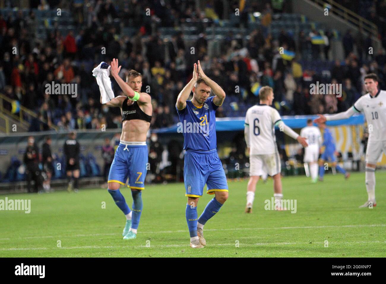 DNIPRO, UCRAINA - 03 GIUGNO 2021 - giocatori della nazionale di calcio ucraino Oleksandr Karavayev (R) e Andrii Yarmolenko applaudono i tifosi dopo la partita amichevole contro la nazionale dell'Irlanda del Nord allo stadio Dnipro-Arena, Dnipro, Ucraina orientale Credit: Ukrinform/Alamy Live News Foto Stock