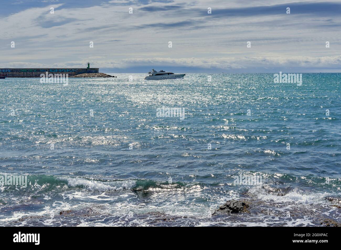 Yacht che lascia il porto turistico della città di Benicarlo sulla Costa del Azahar, Mar Mediterraneo, Castellon, Spagna, Europa Foto Stock
