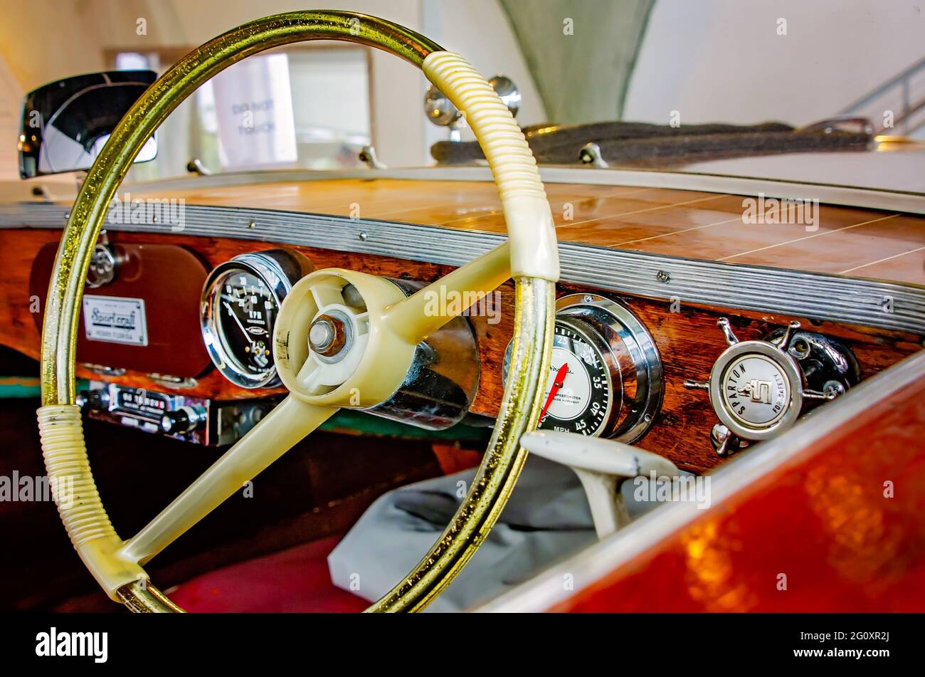Il quadro strumenti di un 1960 Sportcraft Adventurer è esposto nel Maritime and Seafood Industry Museum, 29 maggio 2021, a Biloxi, Mississippi. Foto Stock