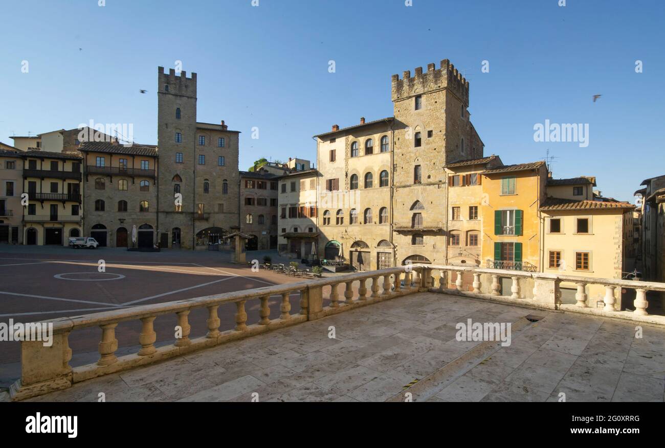 Vista panoramica di Piazza Grande, antica piazza della città di Arezzo alla prima luce del mattino Foto Stock