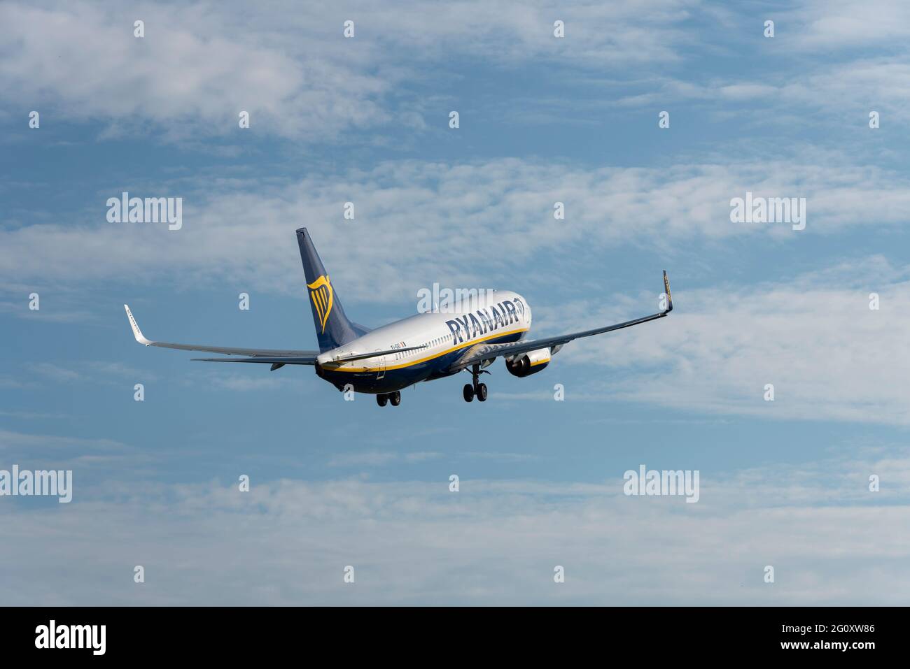 Ryanair 737 aereo aereo jet alpinismo verso Faro, Portogallo, il giorno in cui il Portogallo è stato spostato nella lista Amber. Primo volo dopo COVID 19 Foto Stock