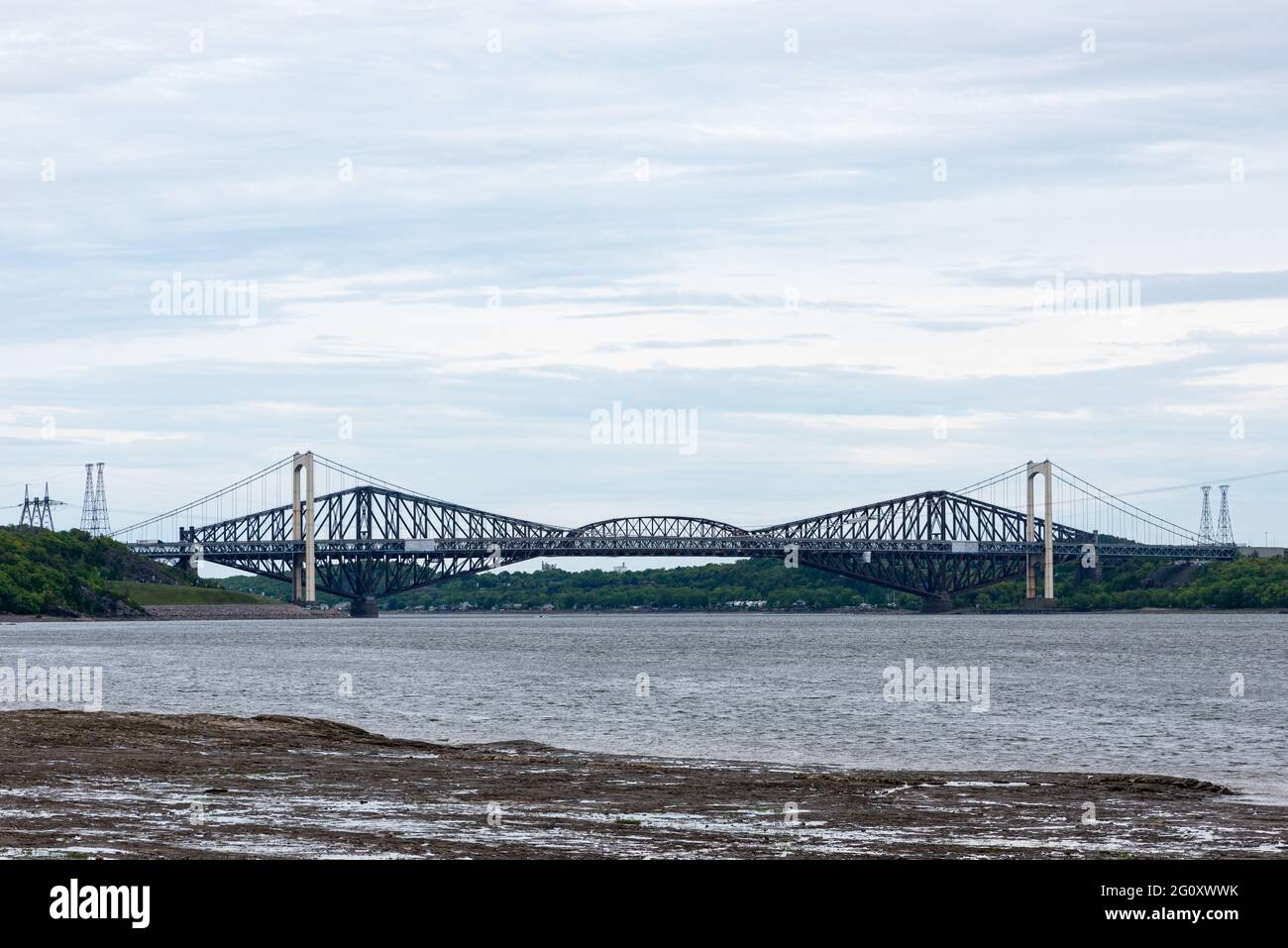 I due ponti della città del Quebec (ponte del Quebec e ponte Pierre-Laporte) si affaccia dalla riva nord del fiume St Lawrence nel distretto di Cap-Rouge Foto Stock