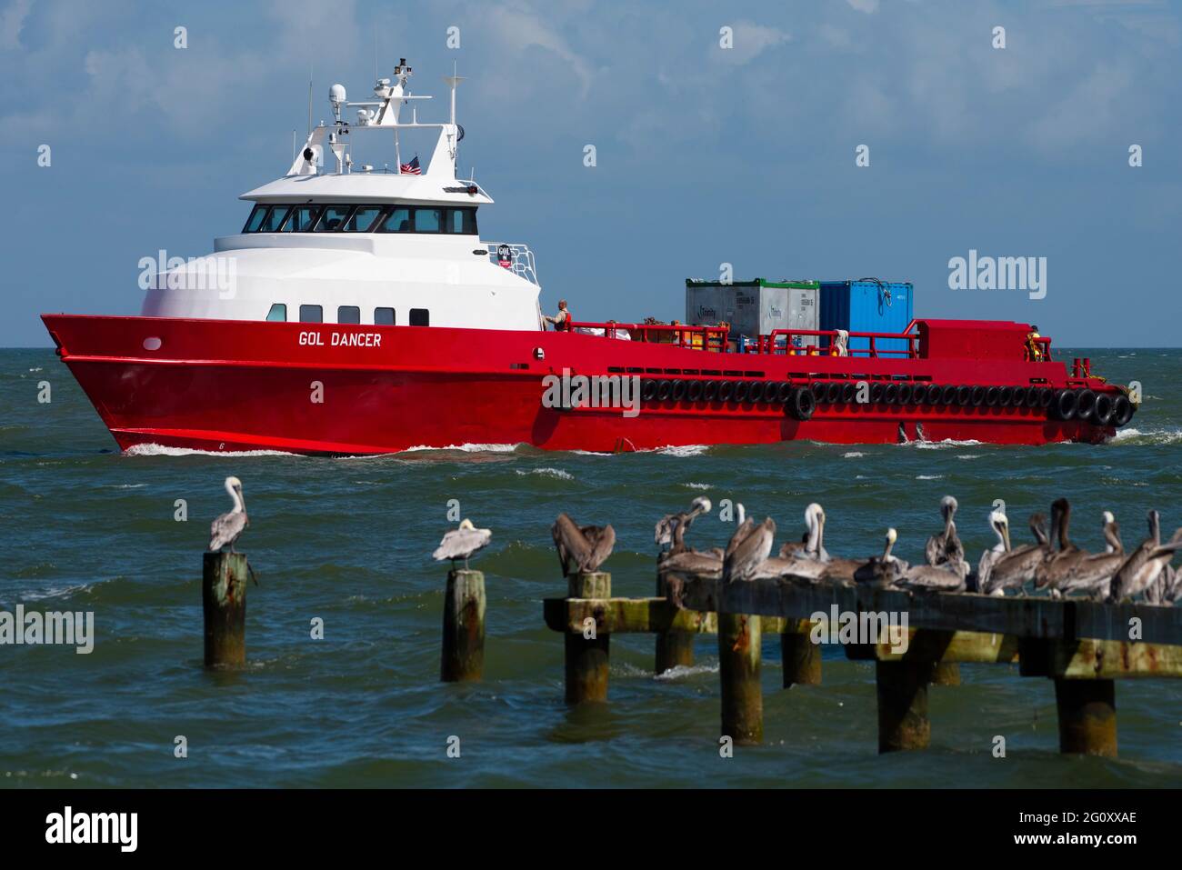 Un traghetto si avvicina al molo di Dauphin Island, Alabama, sulla costa del Golfo il 23 ottobre 2020. Foto Stock