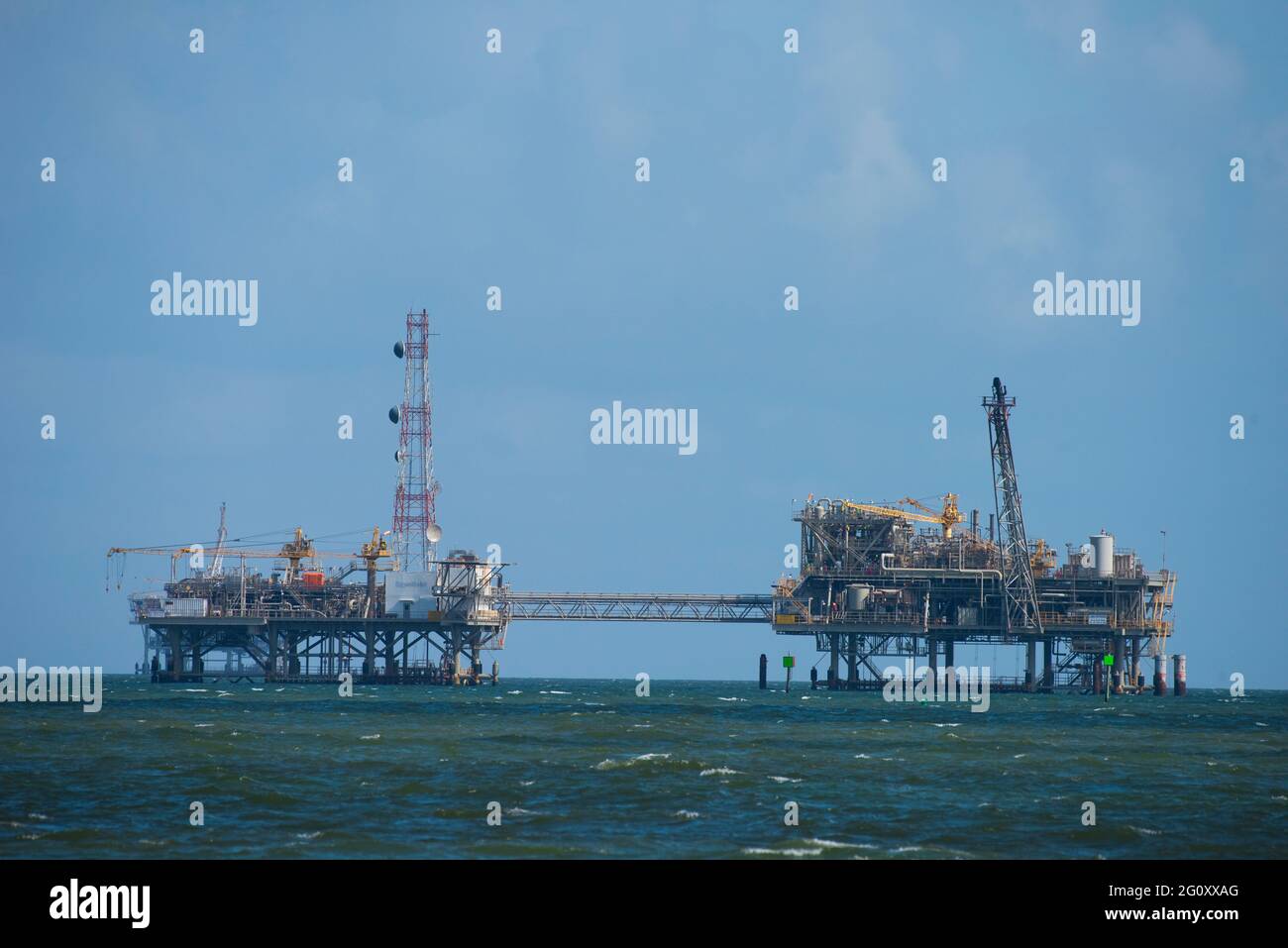Una piattaforma di perforazione per petrolio e gas si trova vicino a Dauphin Island, Alabama, lungo la costa del Golfo in un'immagine scattata il 23 ottobre 2020. Foto Stock