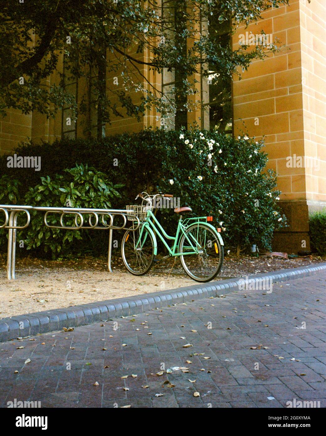 Bicicletta verde accanto a un museo di pietra arenaria Foto Stock