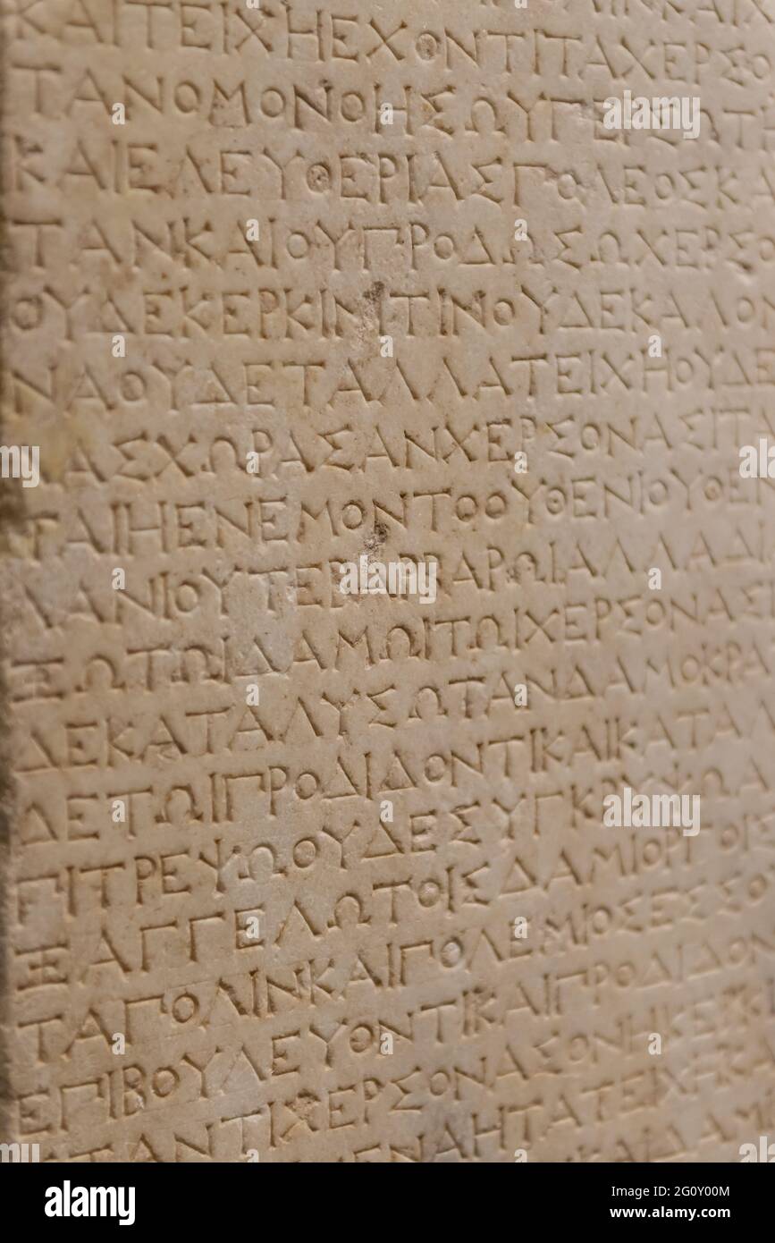 Giuramento per i membri del Consiglio comunale greco. L'alfabeto greco è inciso su una lastra di pietra. Foto Stock
