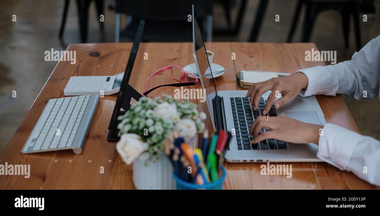 Contabile amministratore che effettua il rapporto di calcolo del saldo. Concetto di verifica e lotta alla corruzione. Foto Stock