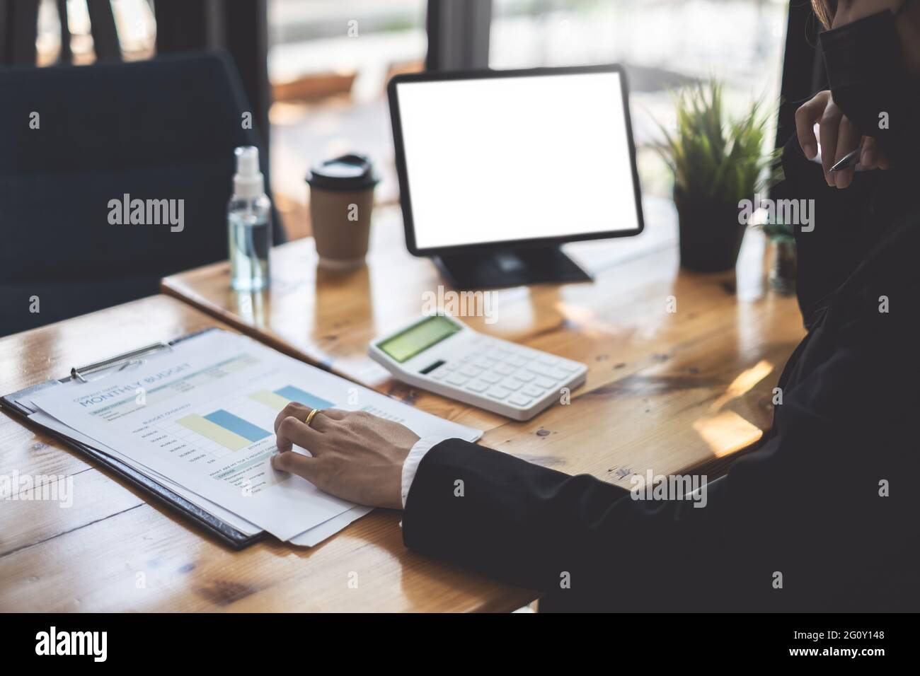 Contabile amministratore che effettua il rapporto di calcolo del saldo. Concetto di verifica e lotta alla corruzione. Foto Stock