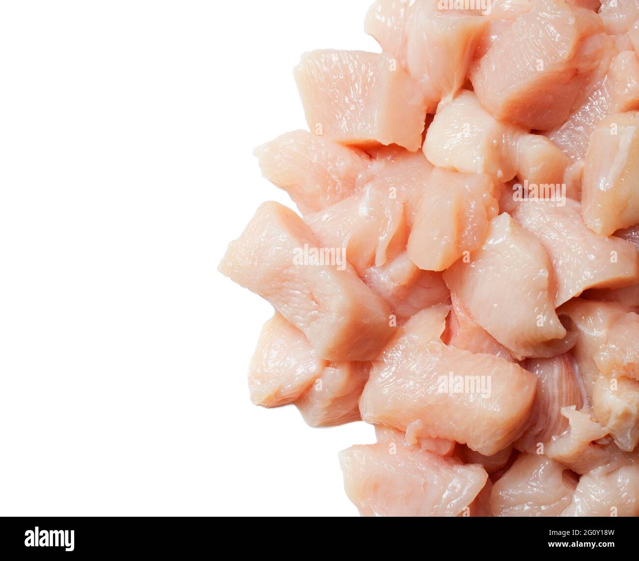 Primo piano di un petto di pollo a dadini su sfondo bianco Foto Stock